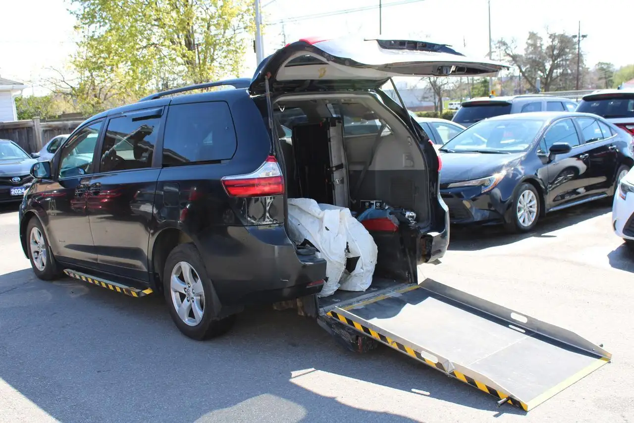 Toyota Sienna снимка Toyota Sienna