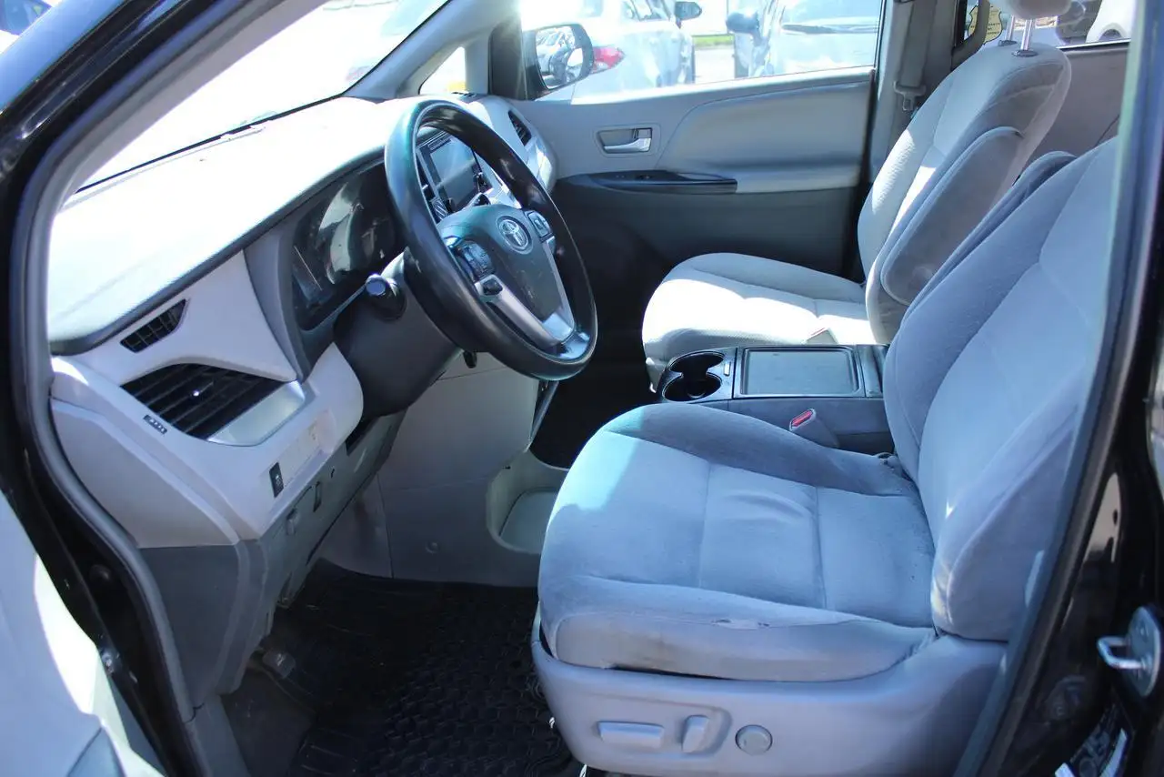 Toyota Sienna снимка Toyota Sienna