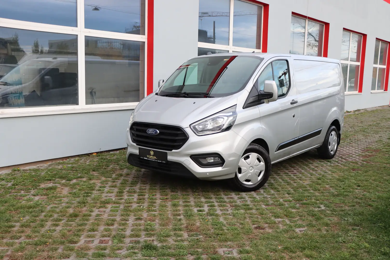 Ford Transit Custom 320 L1 Trend|2.0 ECOBLUE| 130PS| Zilver - 2