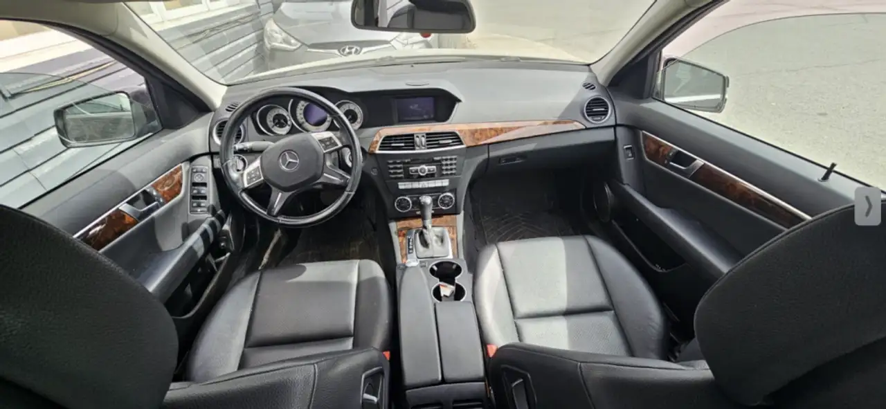 Mercedes-Benz C-Class снимка Mercedes-Benz C-Class