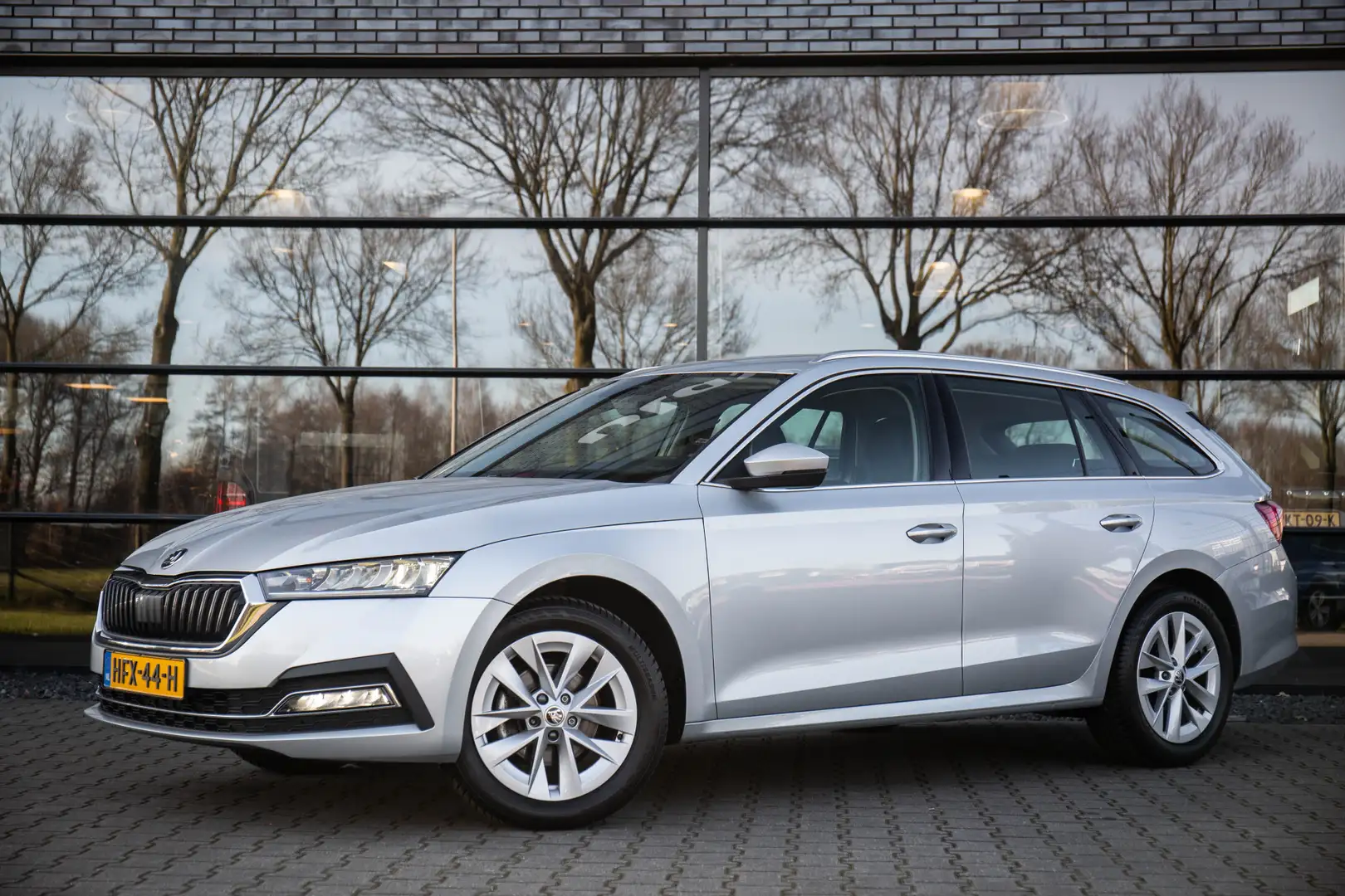 Skoda Octavia Combi 1.5 e-TSI Business Edition , Adaptive cruise Grijs - 2