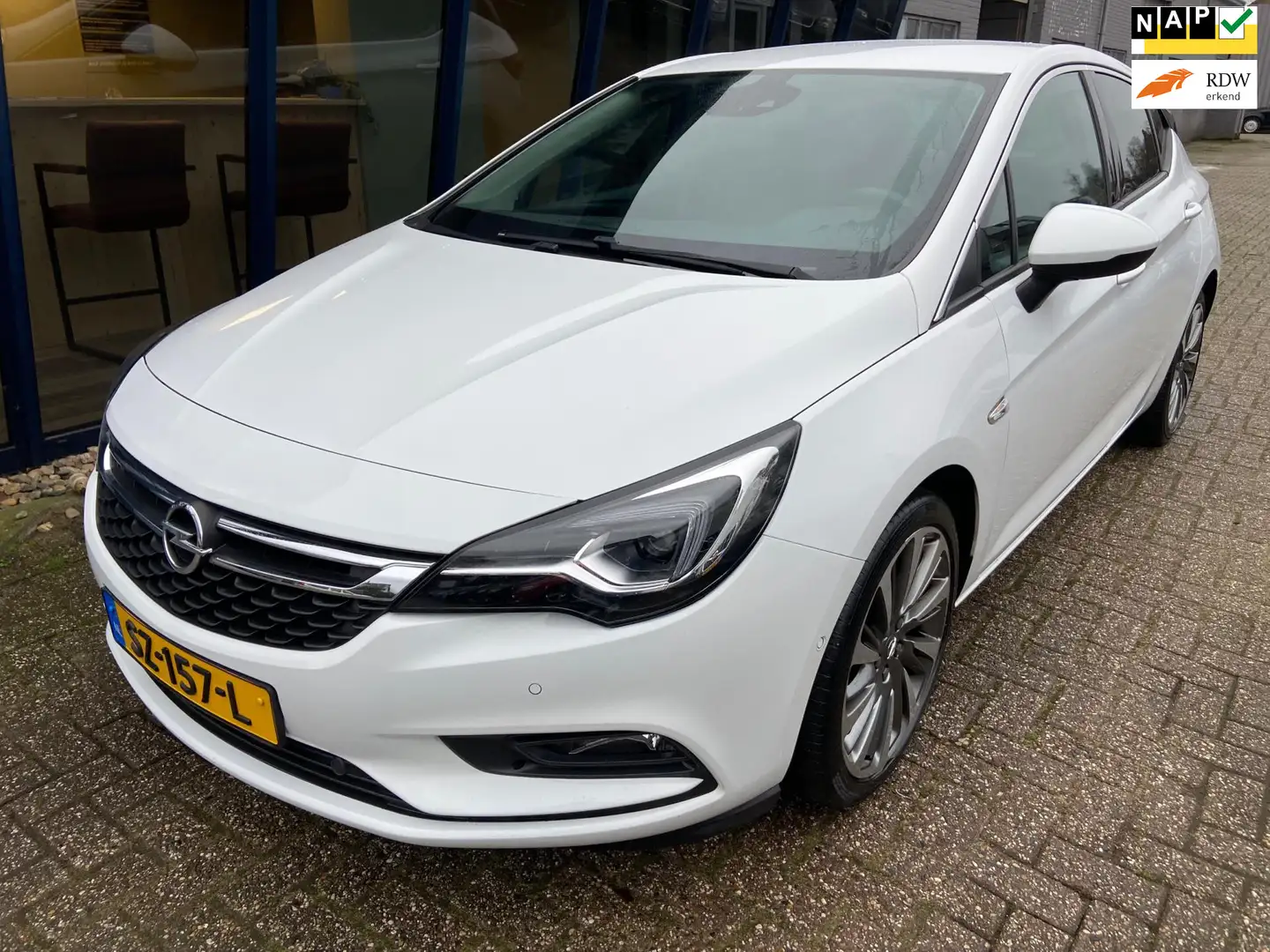Opel Astra 1.6T Innovation 200PK NAVI / CAMERA / SPORTSTOELEN Wit - 1
