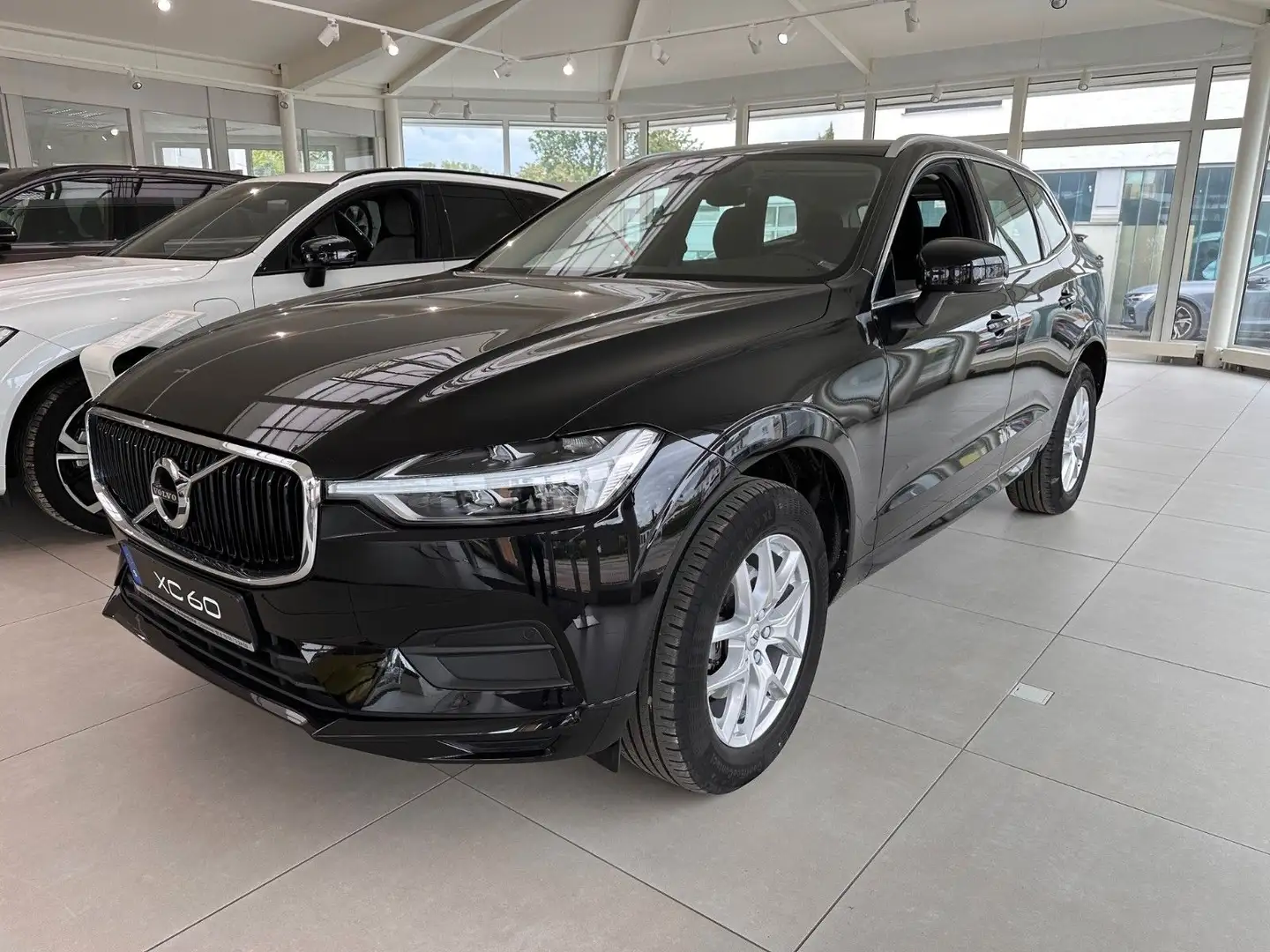 Volvo XC60 D4 Momentum Pro 2WD Black - 1