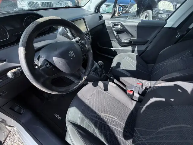 Peugeot 208 view 6