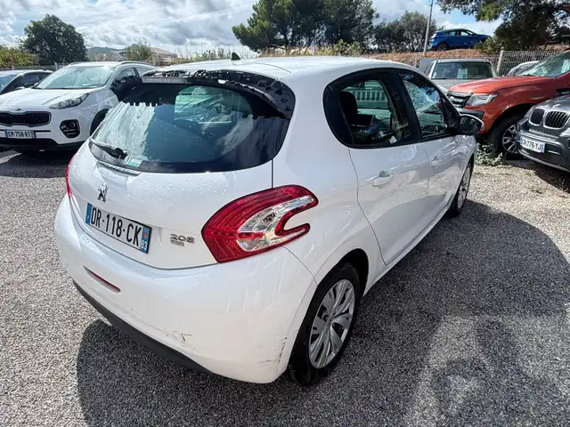 Peugeot 208 view 3
