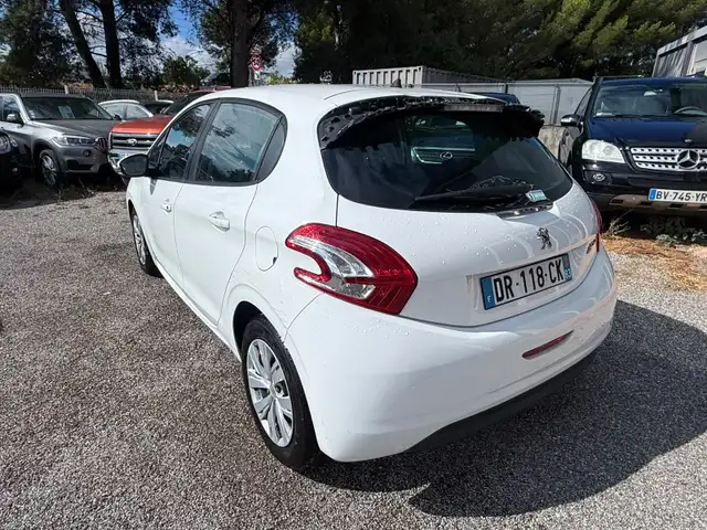 Peugeot 208 view 2