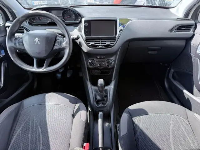 Peugeot 208 view 5