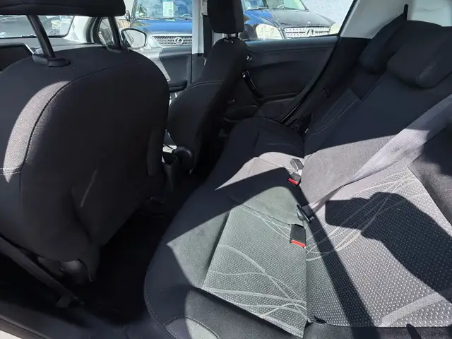 Peugeot 208 view 11