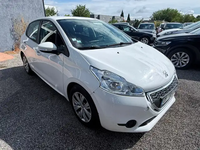 Peugeot 208 view 4