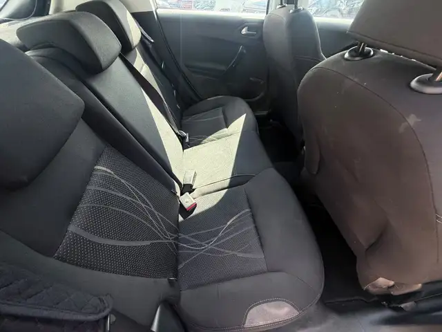 Peugeot 208 view 10