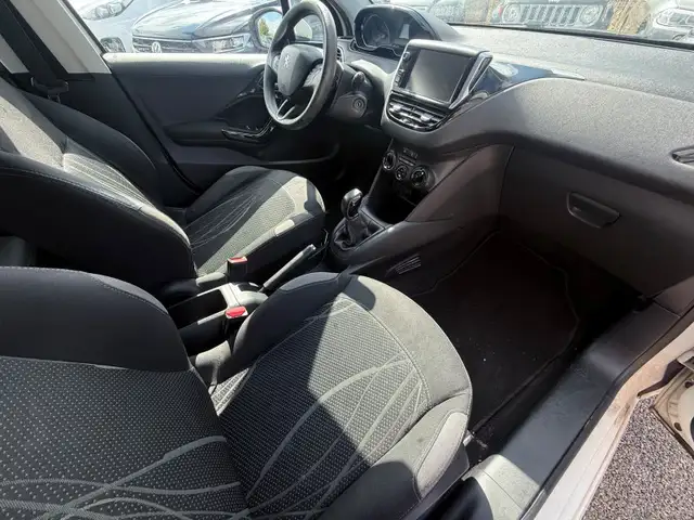 Peugeot 208 view 8