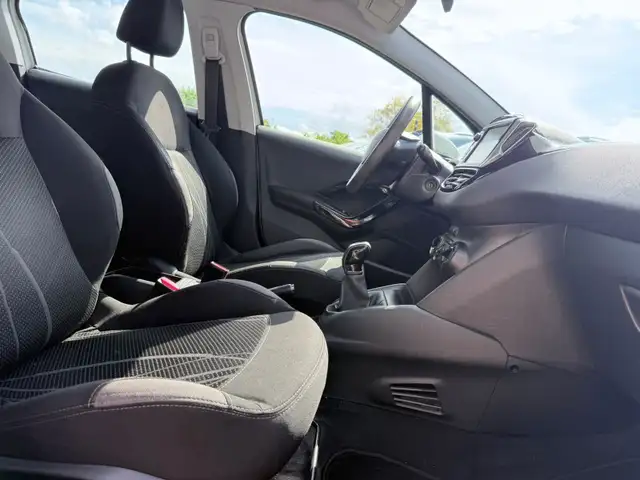 Peugeot 208 view 9