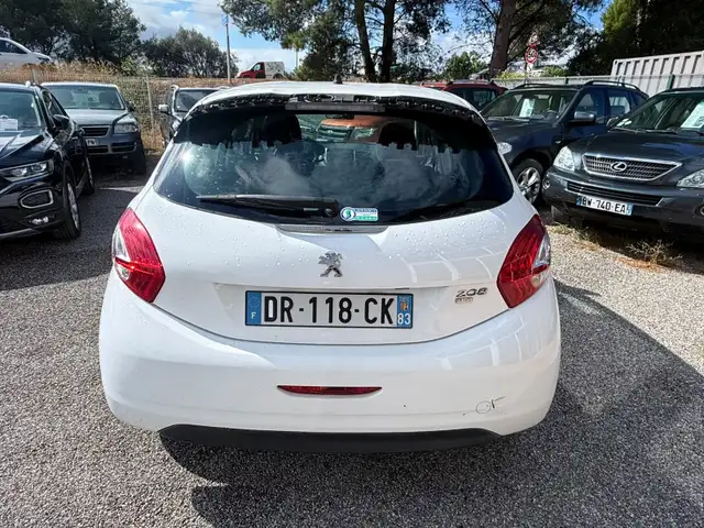 Peugeot 208 view 13