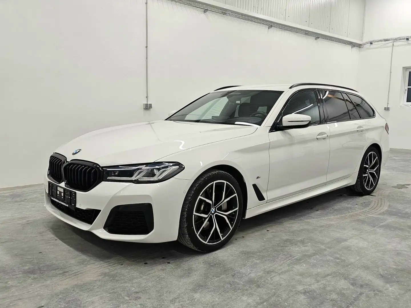 BMW 530 i xDrive Touring M Sport Nappa DrAssProf AHK Weiß - 1