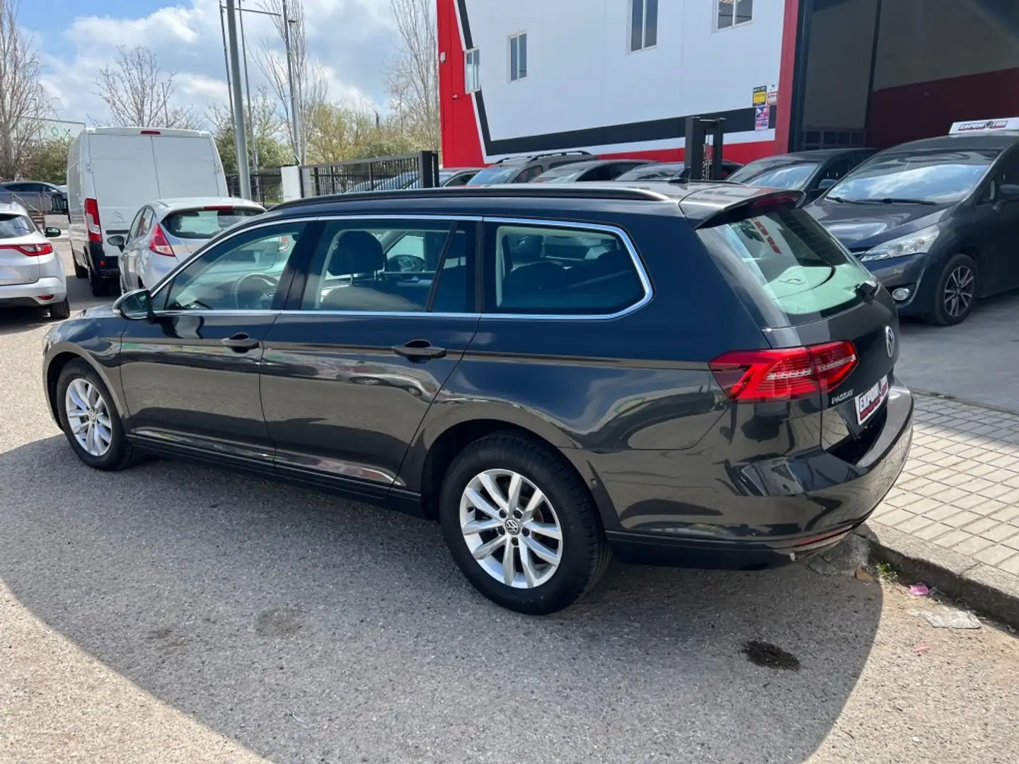 Volkswagen Passat Variant 1.6TDI Edition 88kW Gris - 2