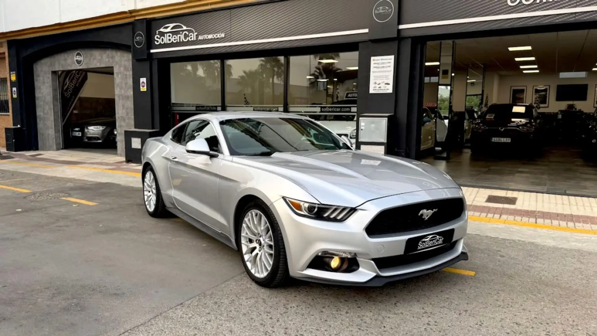 Ford Mustang Fastback 2.3 EcoBoost Gris - 1