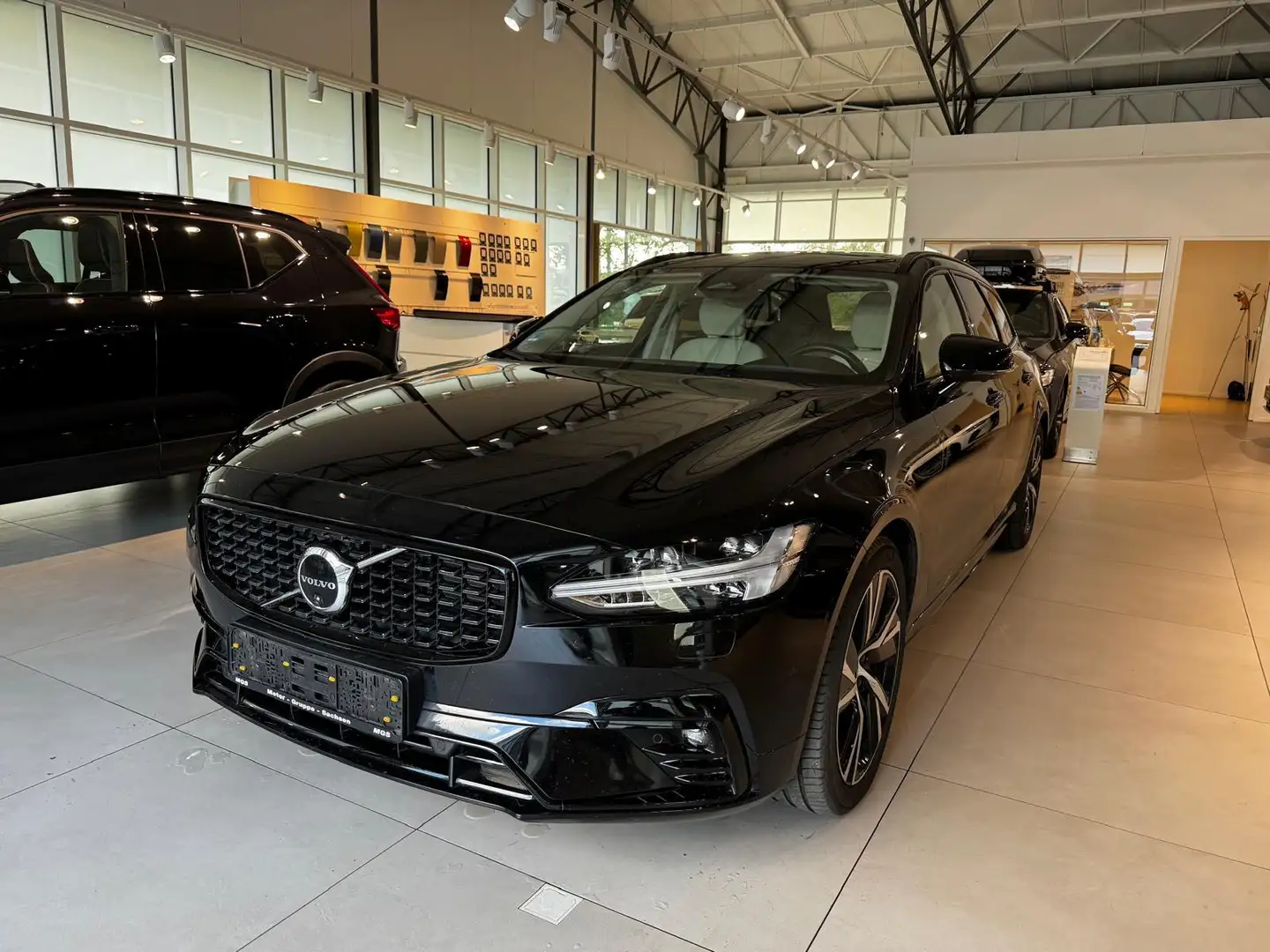 Volvo V90 B4 Plus Dark Mild-Hybrid Schwarz - 2