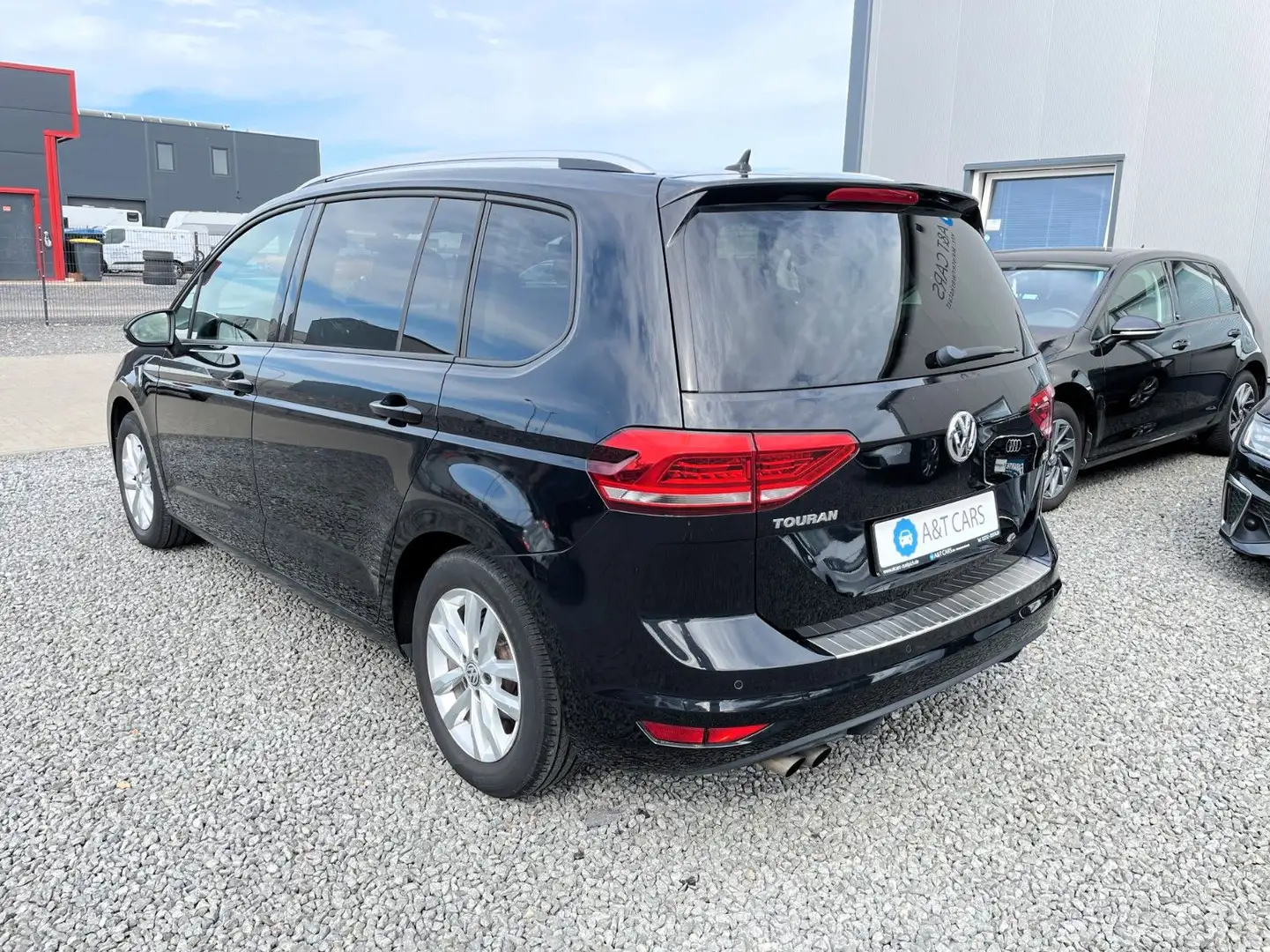 Volkswagen Touran /2. Hand/Lückenlos SH/PANO-Schiebedach/AHK Schwarz - 2