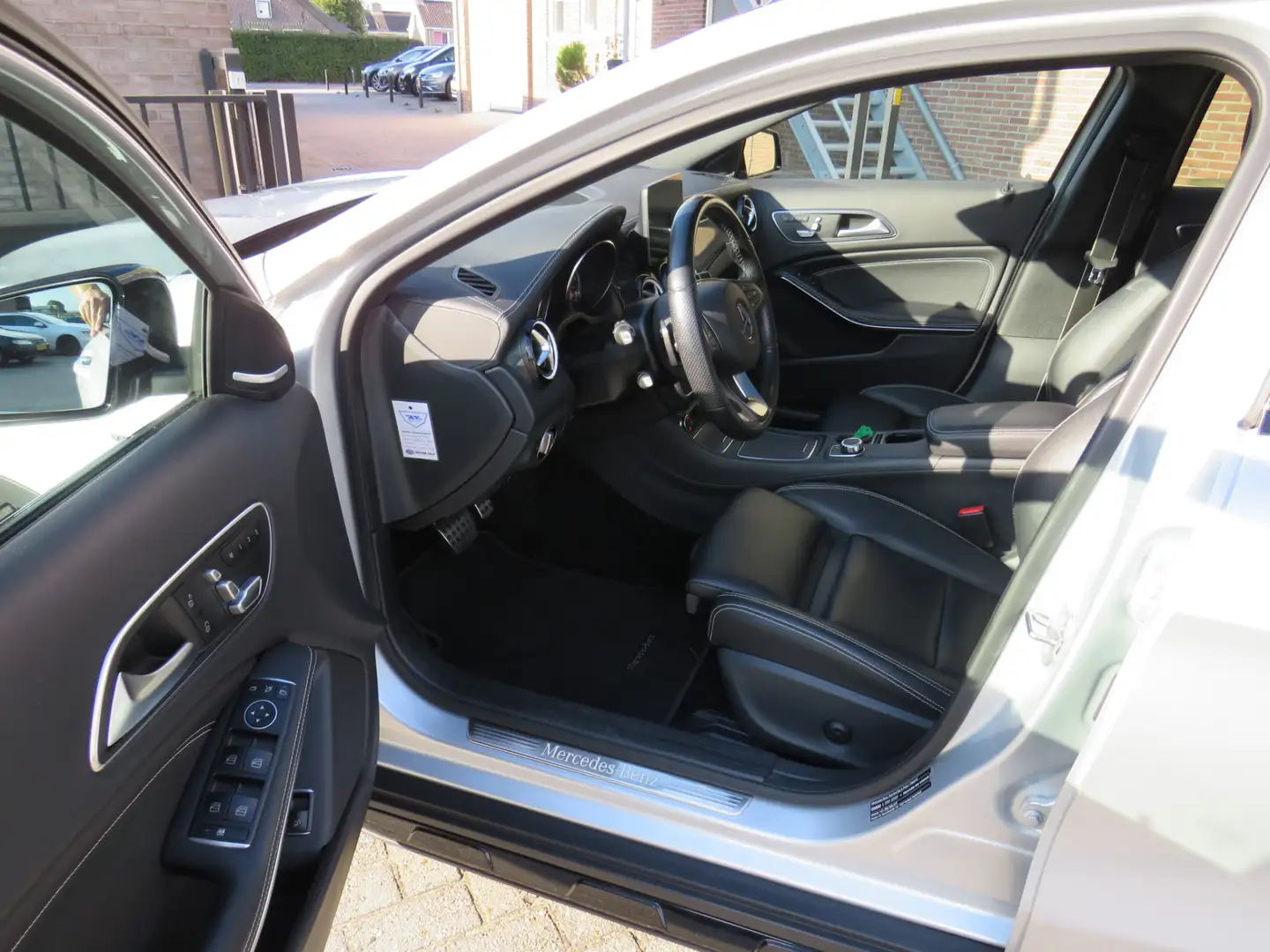 Mercedes-Benz GLA 180 Sport Edition Premium Plus AMG * Rijklaarprijs inc Zilver - 2