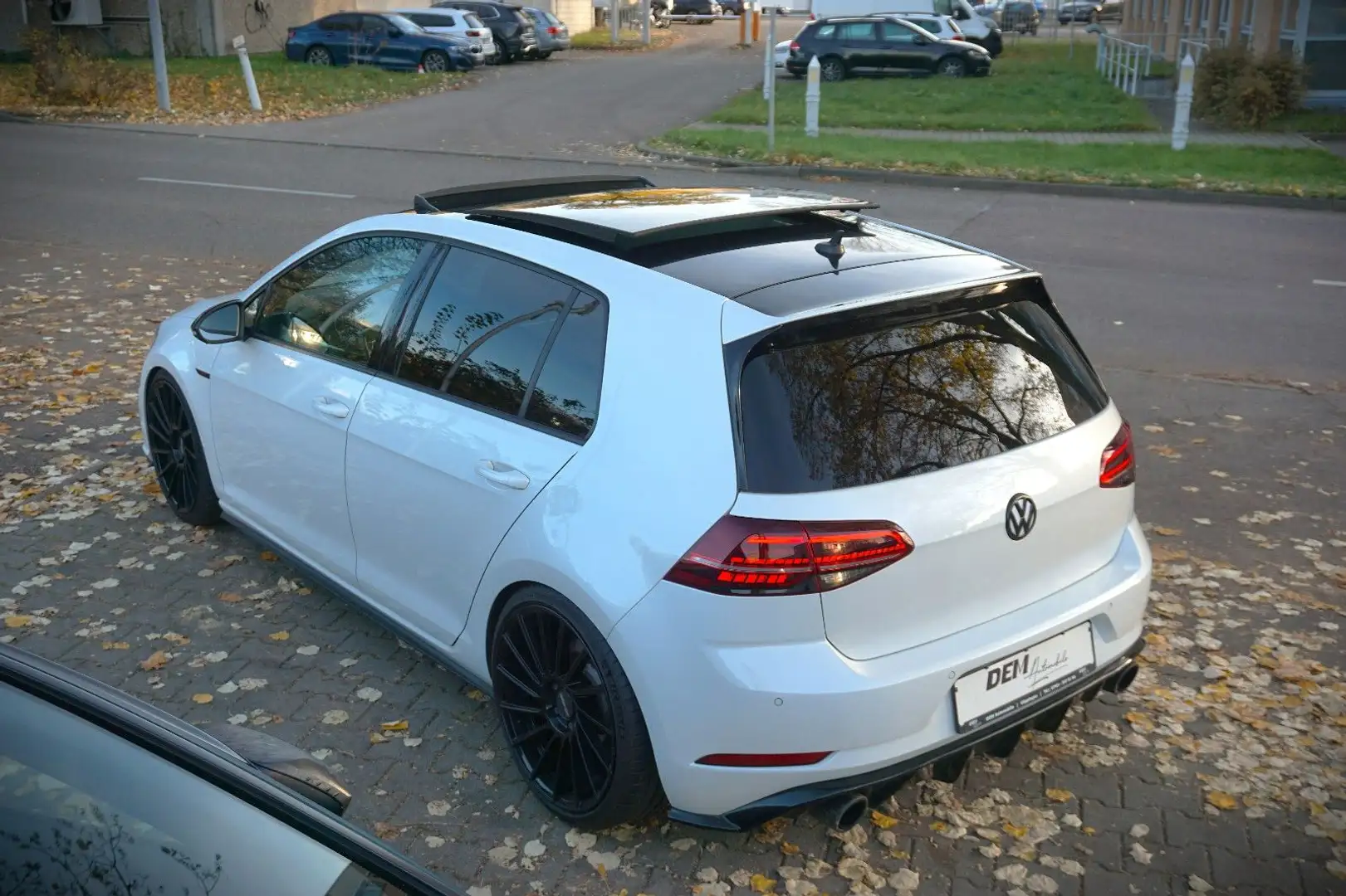 Volkswagen Golf VII Lim. GTI / Pano./ 19" / R-Kamera / Weiß - 2