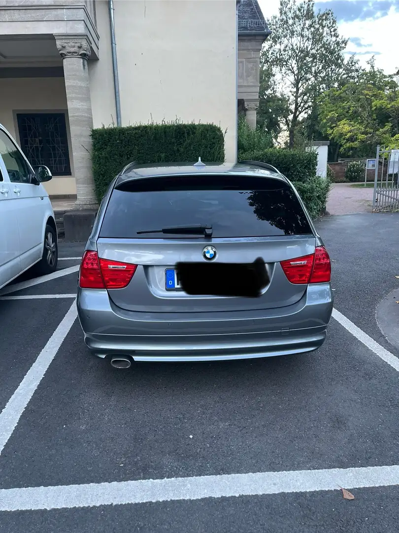 BMW 320 320d xDrive DPF Touring Aut. Edition Lifestyle Grau - 2