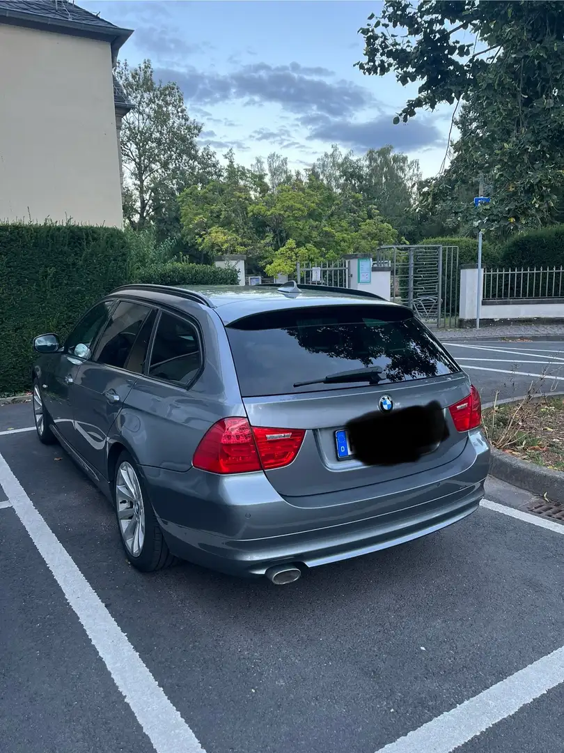BMW 320 320d xDrive DPF Touring Aut. Edition Lifestyle Grau - 1