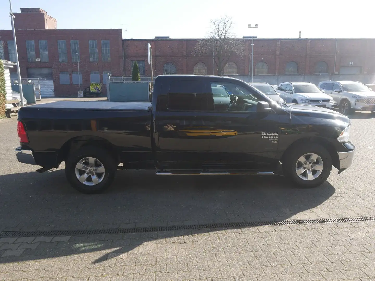 Dodge RAM 1500 Classic Schwarz - 2