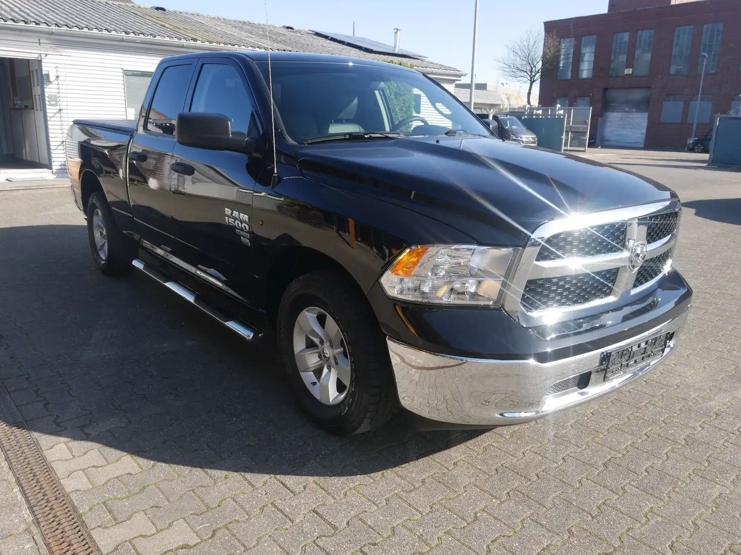 Dodge RAM 1500 Classic Schwarz - 1