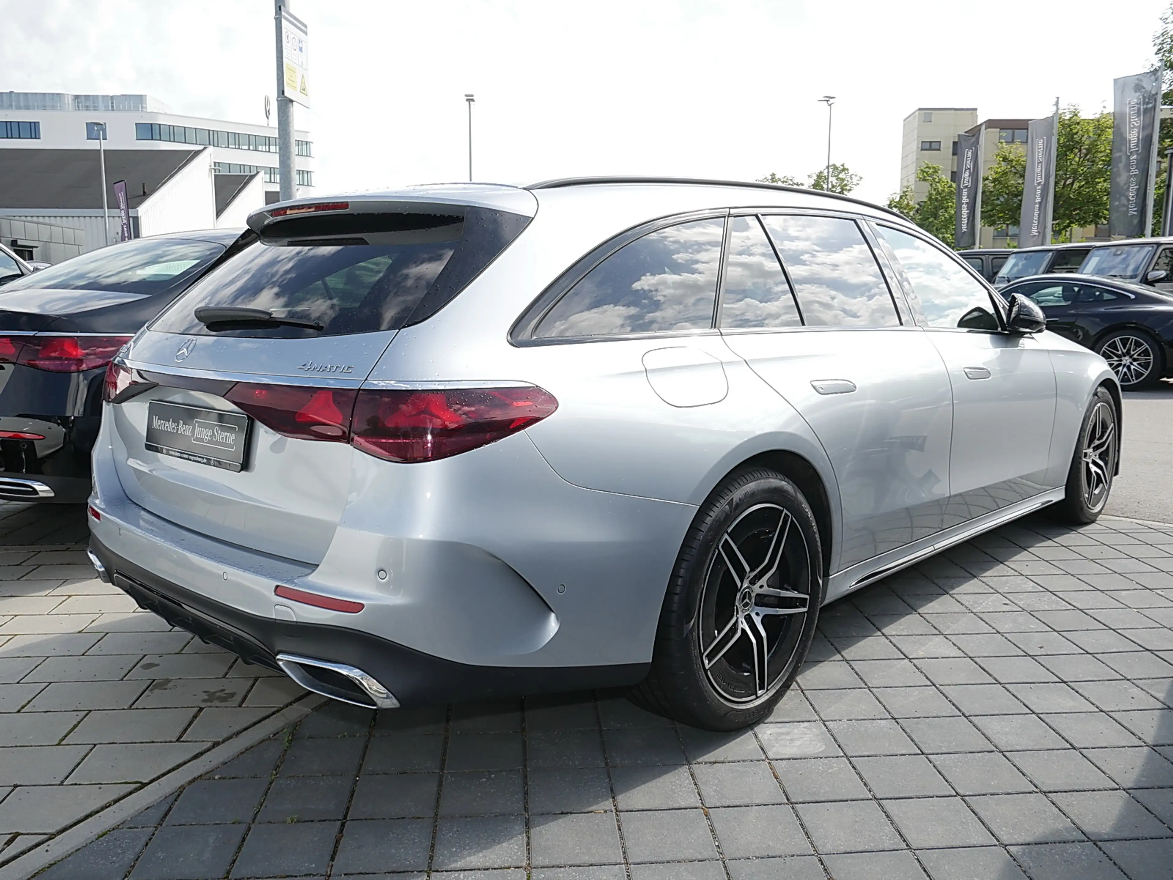Mercedes-Benz E 450 4MATIC T-Modell AMG MBUX Night Ambiente — photo 3