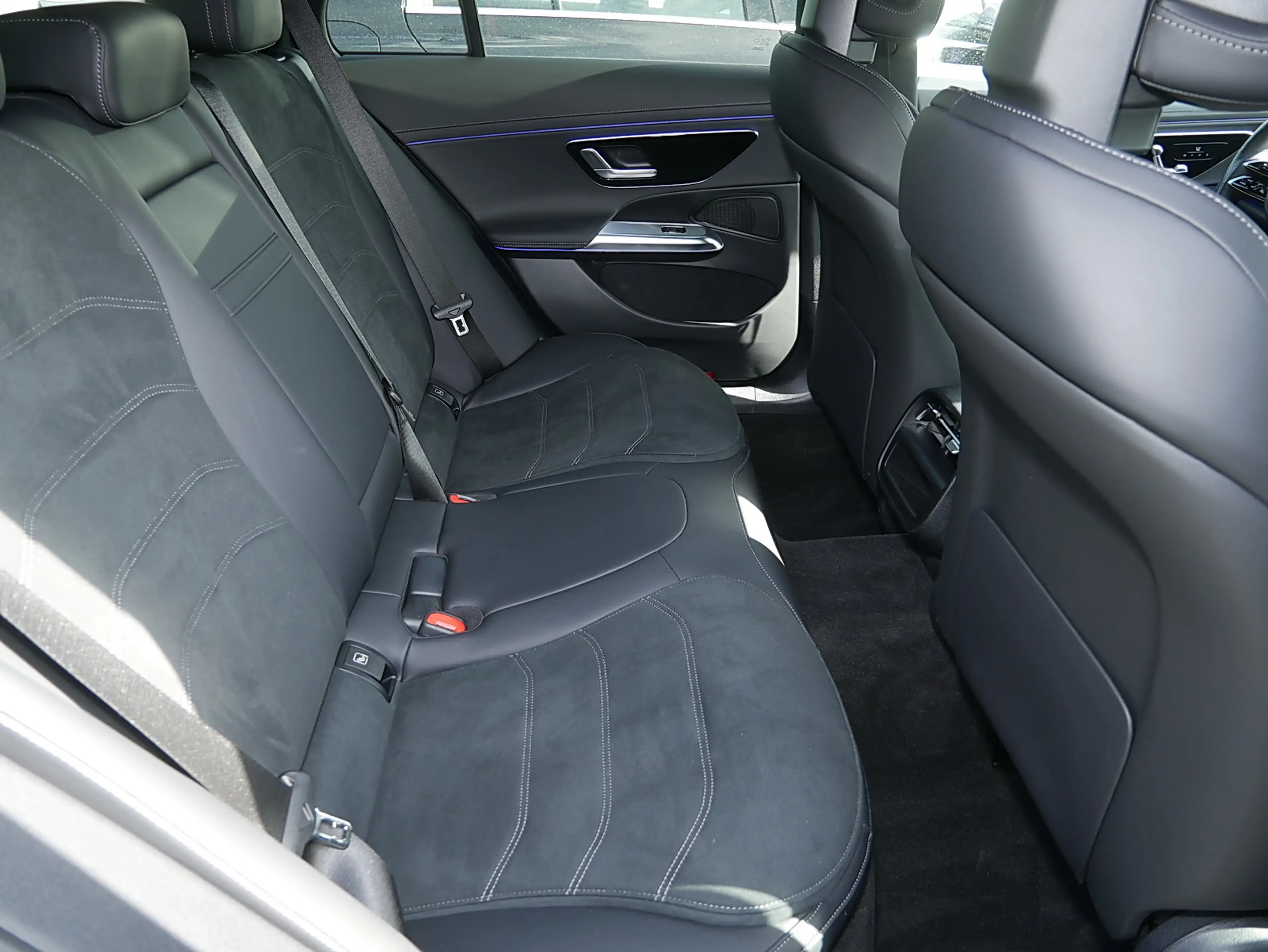 Mercedes-Benz E 450 4MATIC T-Modell AMG MBUX Night Ambiente — photo 7