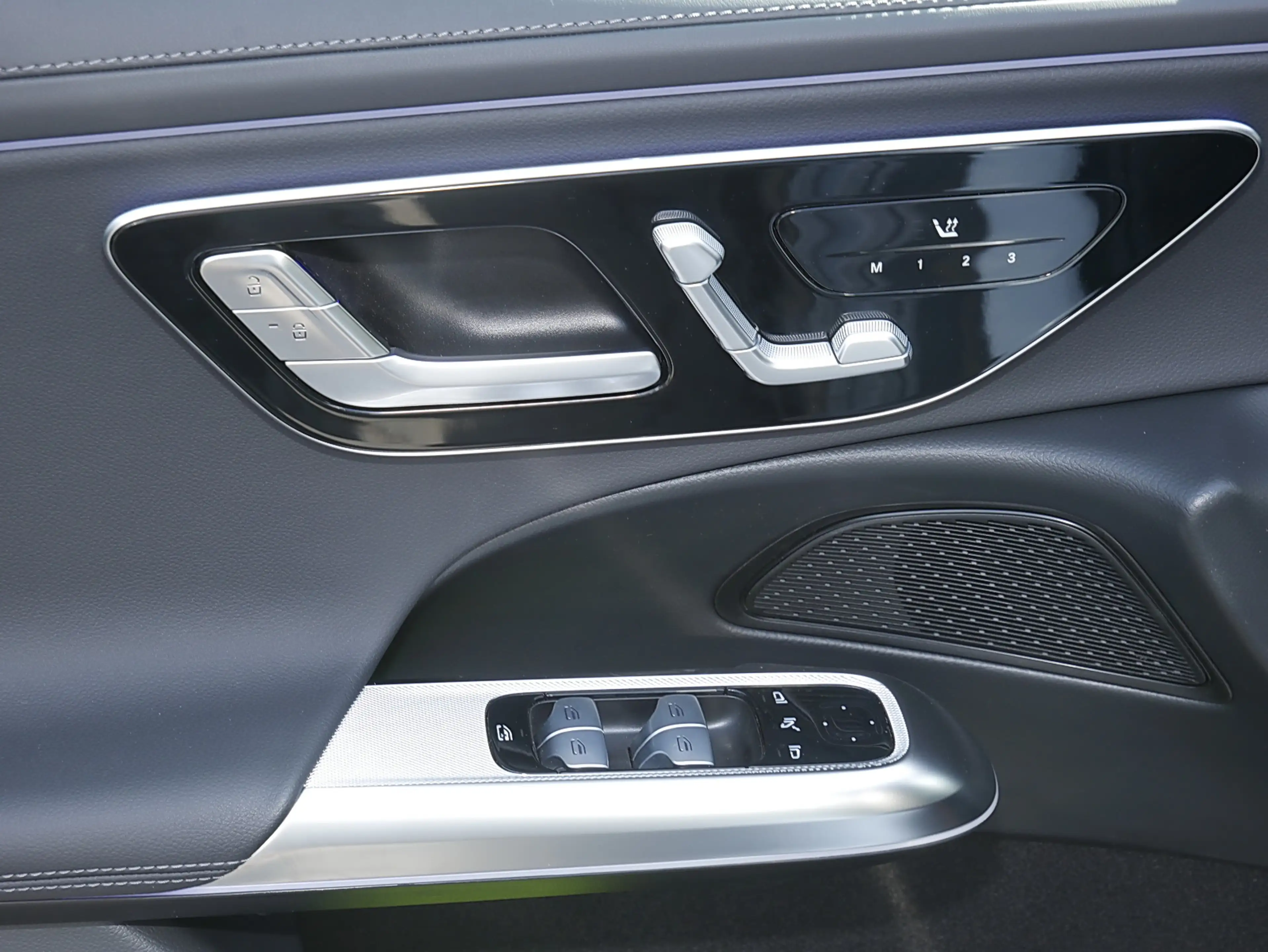 Mercedes-Benz E 450 4MATIC T-Modell AMG MBUX Night Ambiente — photo 9