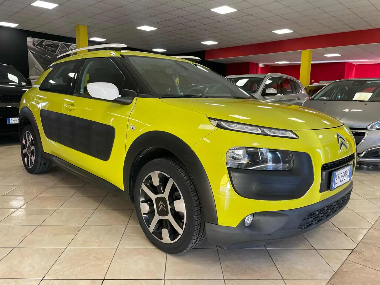 Citroen C4 Cactus PureTech 82 Shine Edition Giallo - 1