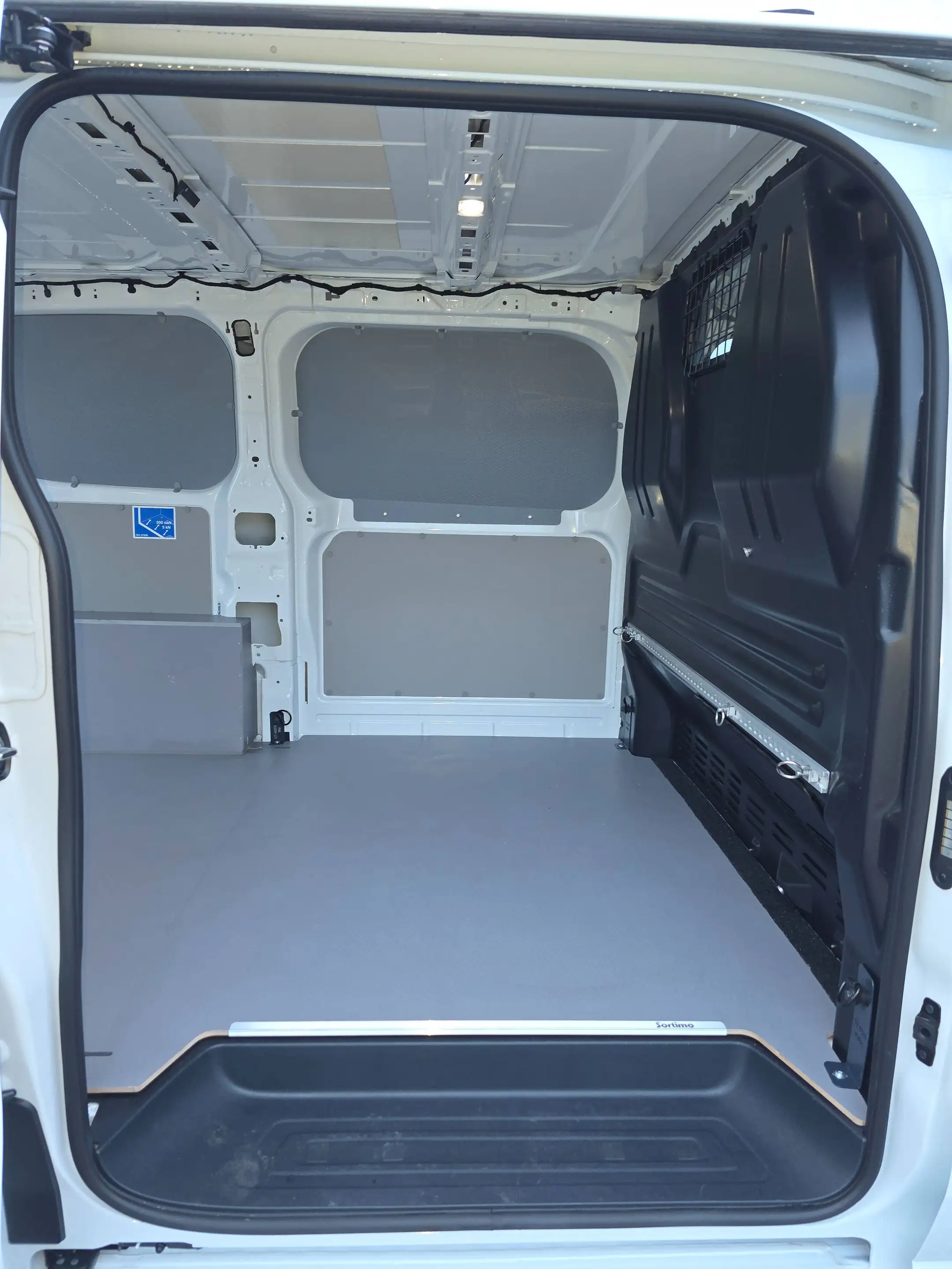 Volkswagen Transporter 2.0 TDI 81 kW KR — photo 12