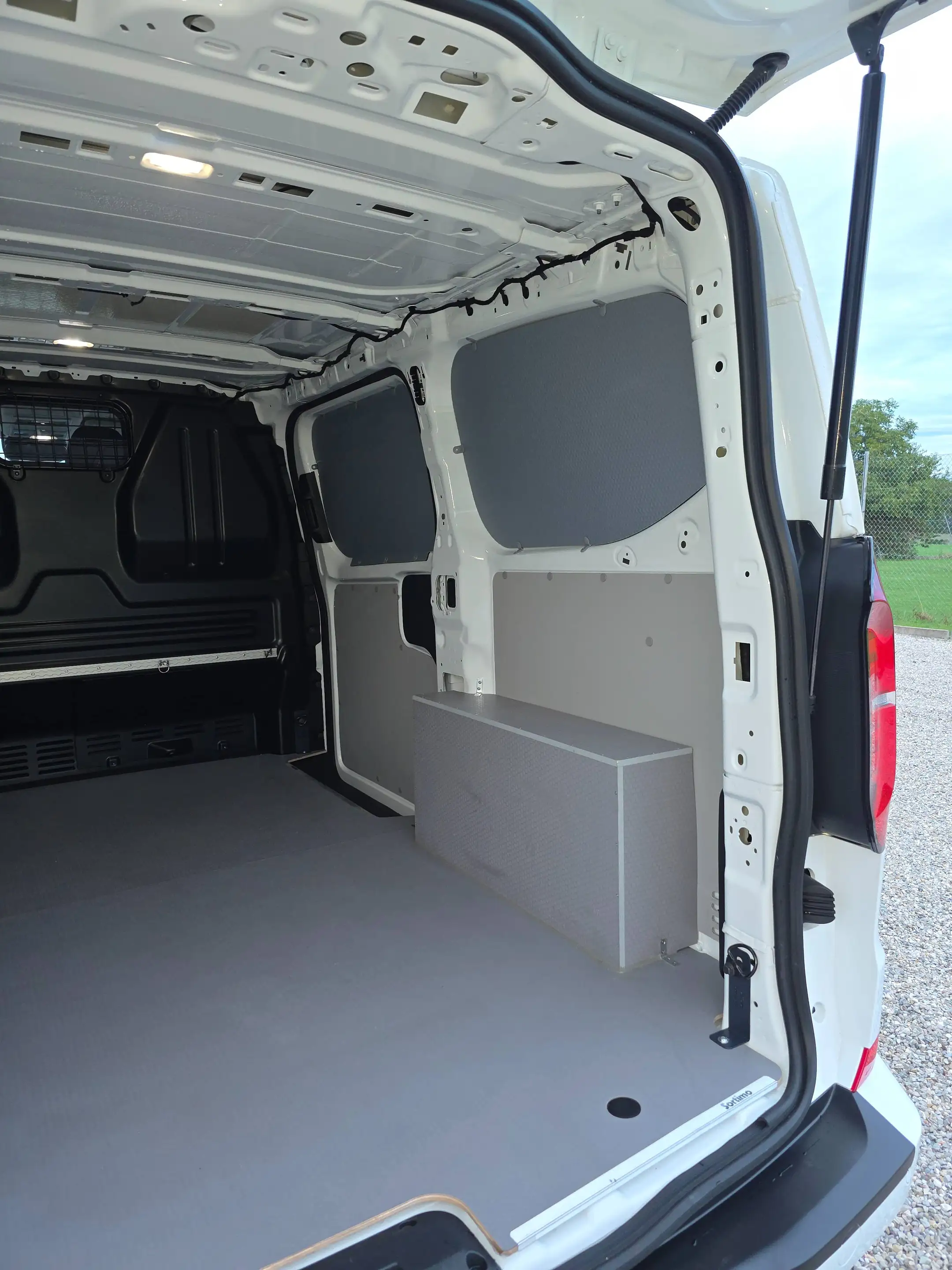 Volkswagen Transporter 2.0 TDI 81 kW KR — photo 10