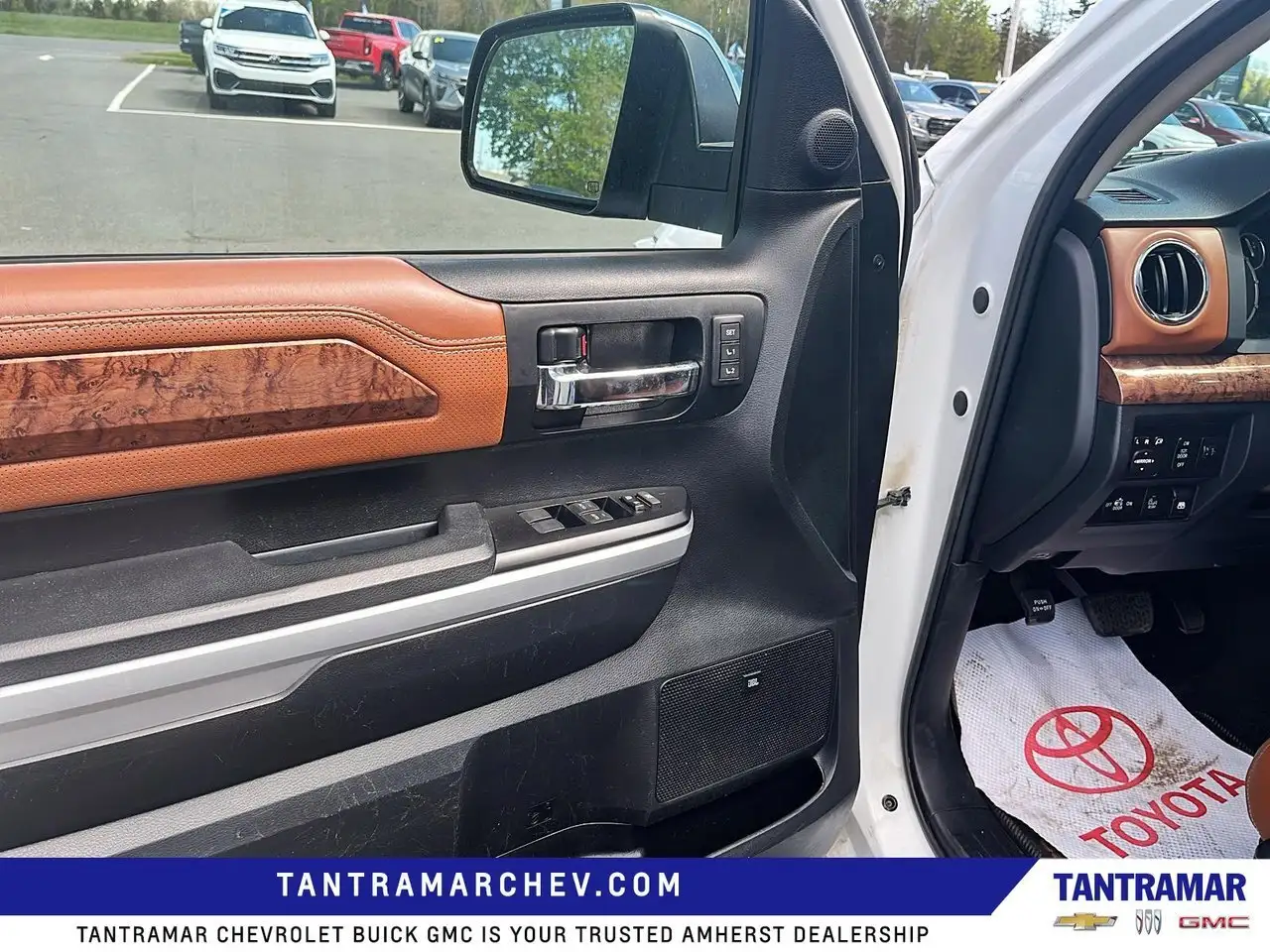 Toyota Tundra снимка Toyota Tundra