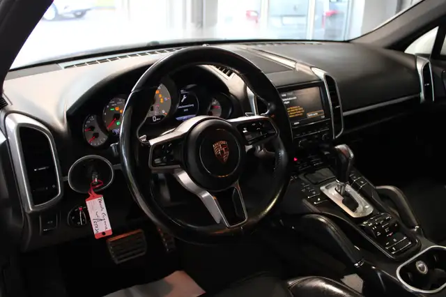 Porsche Cayenne view 12