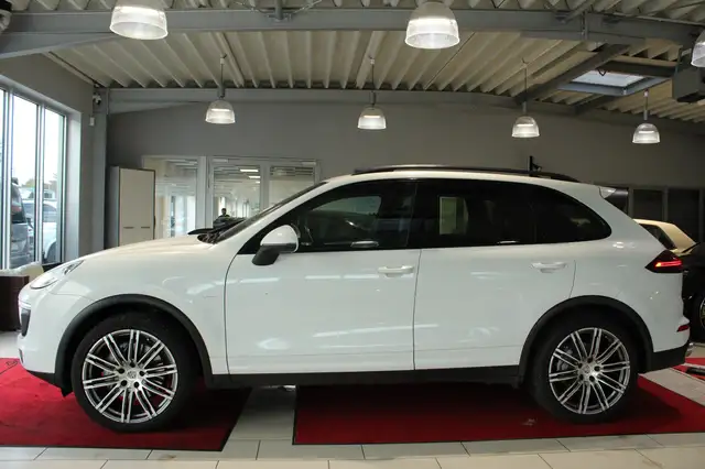 Porsche Cayenne view 3