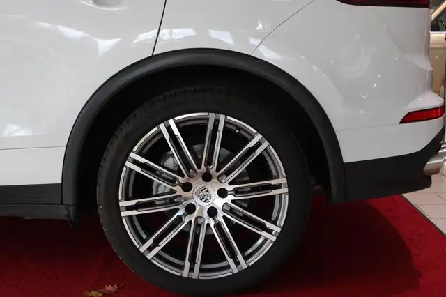 Porsche Cayenne view 8