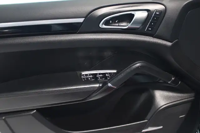 Porsche Cayenne view 9