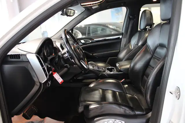 Porsche Cayenne view 11