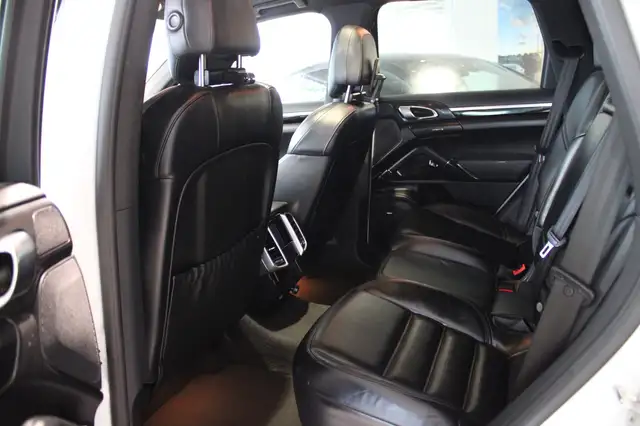 Porsche Cayenne view 13
