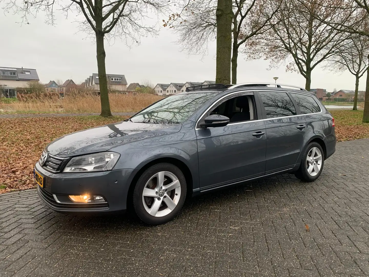 Volkswagen Passat Variant 1.6 TDI BlueMotion Executive Edition Grijs - 1
