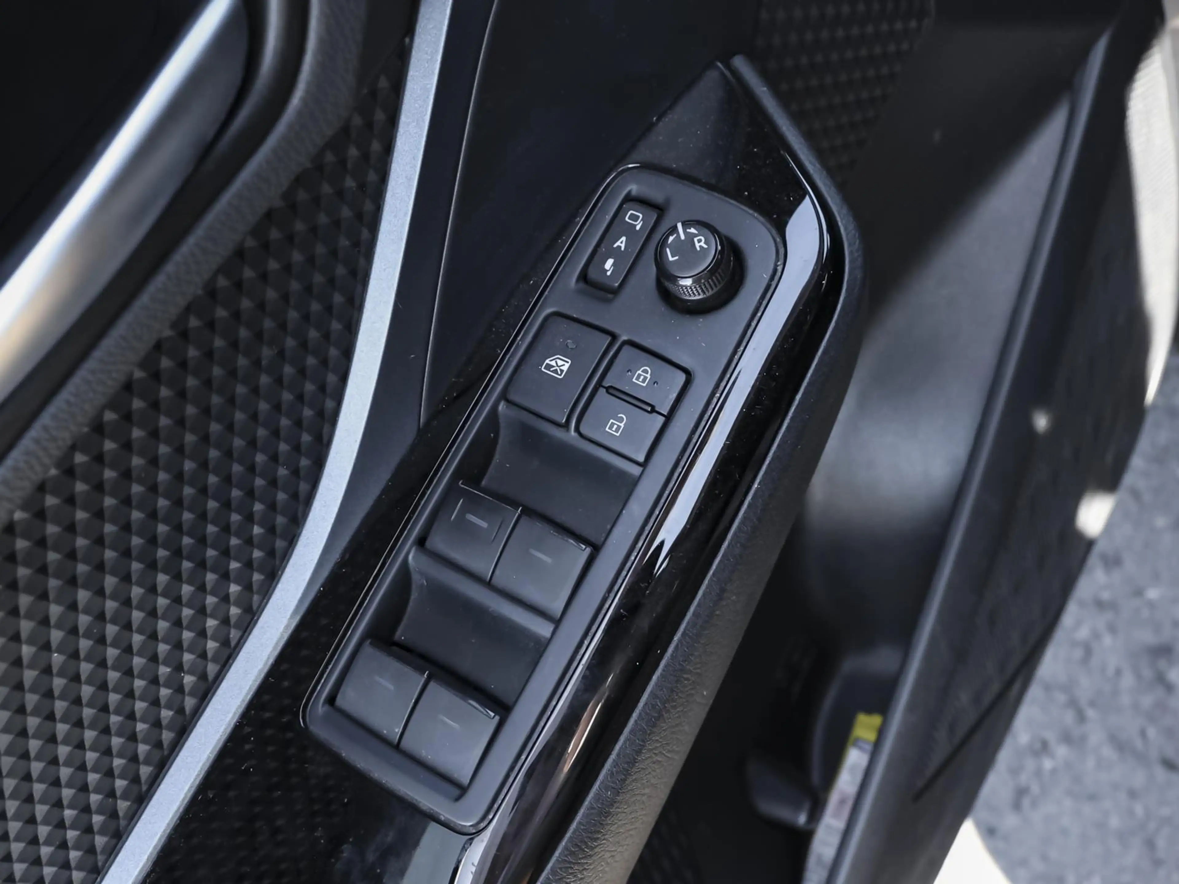 Toyota C-HR 2.0 Hybrid Team D SHZ PDC KLIMA LM — photo 10