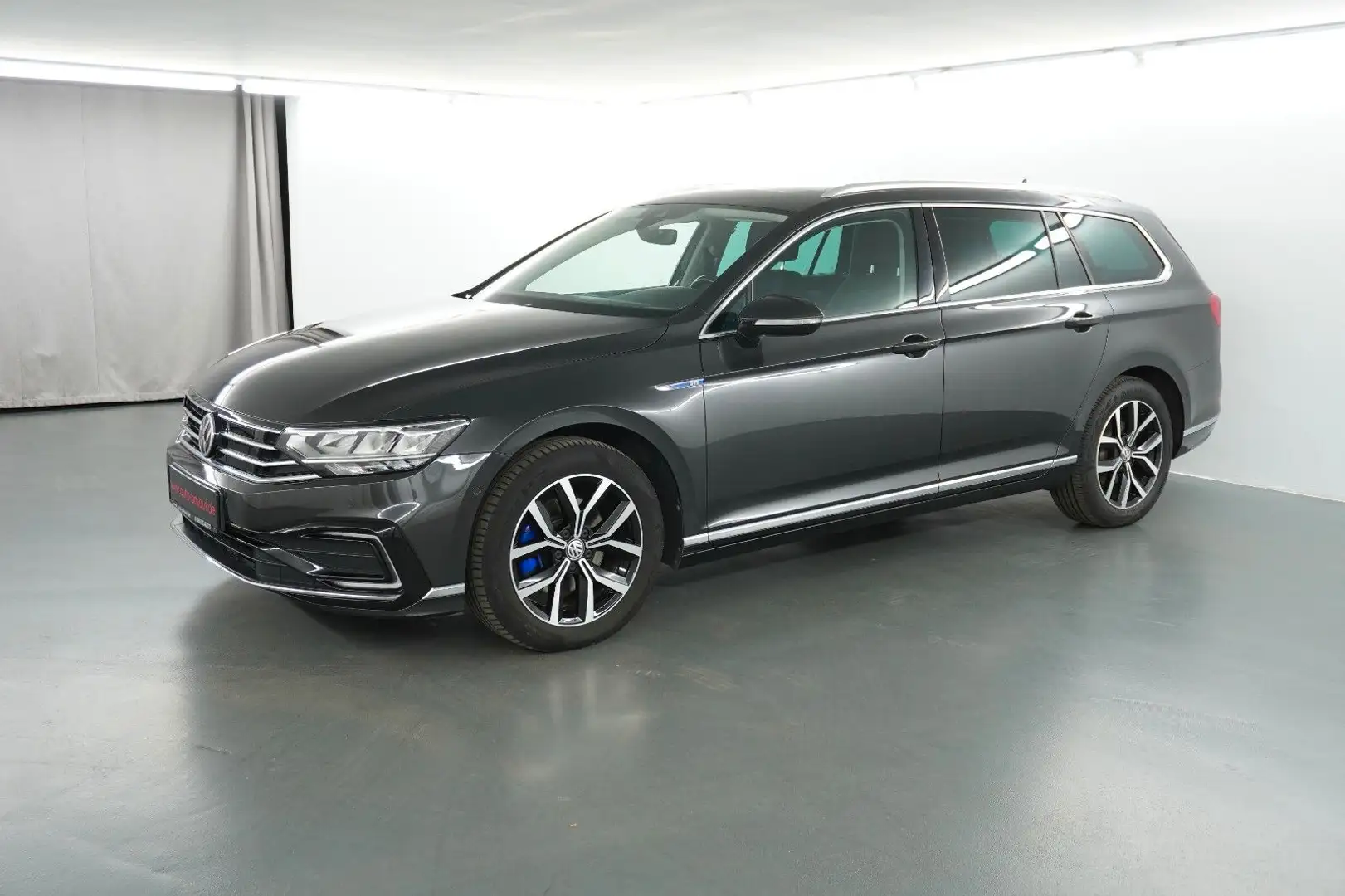 Volkswagen Passat Variant GTE Pano AHK Business ACC ErgoAct Grijs - 1