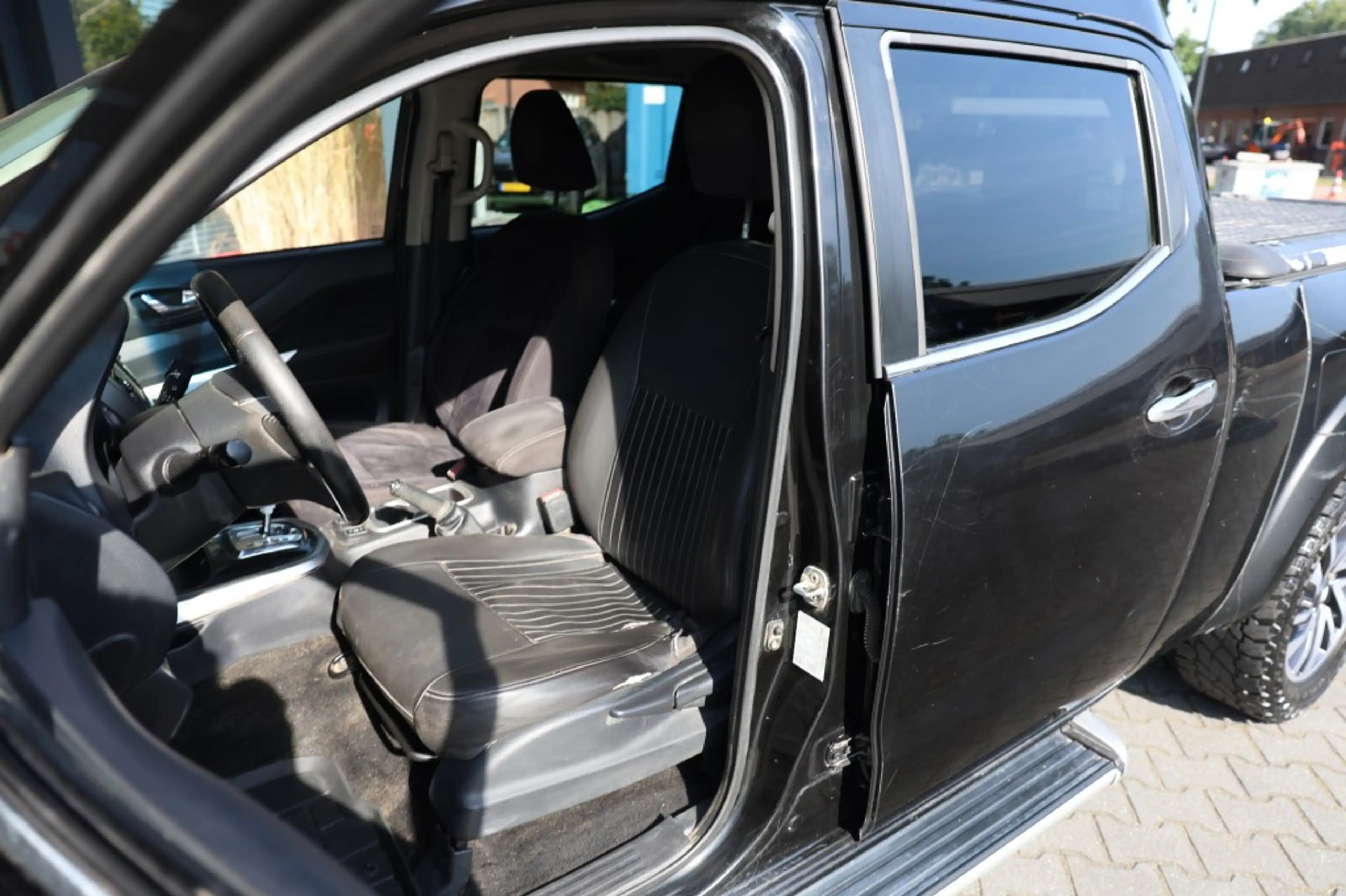Nissan Navara 2.3 DCI DUBBEL CABINE A/T 5 SITZ 4WD VAN — photo 6