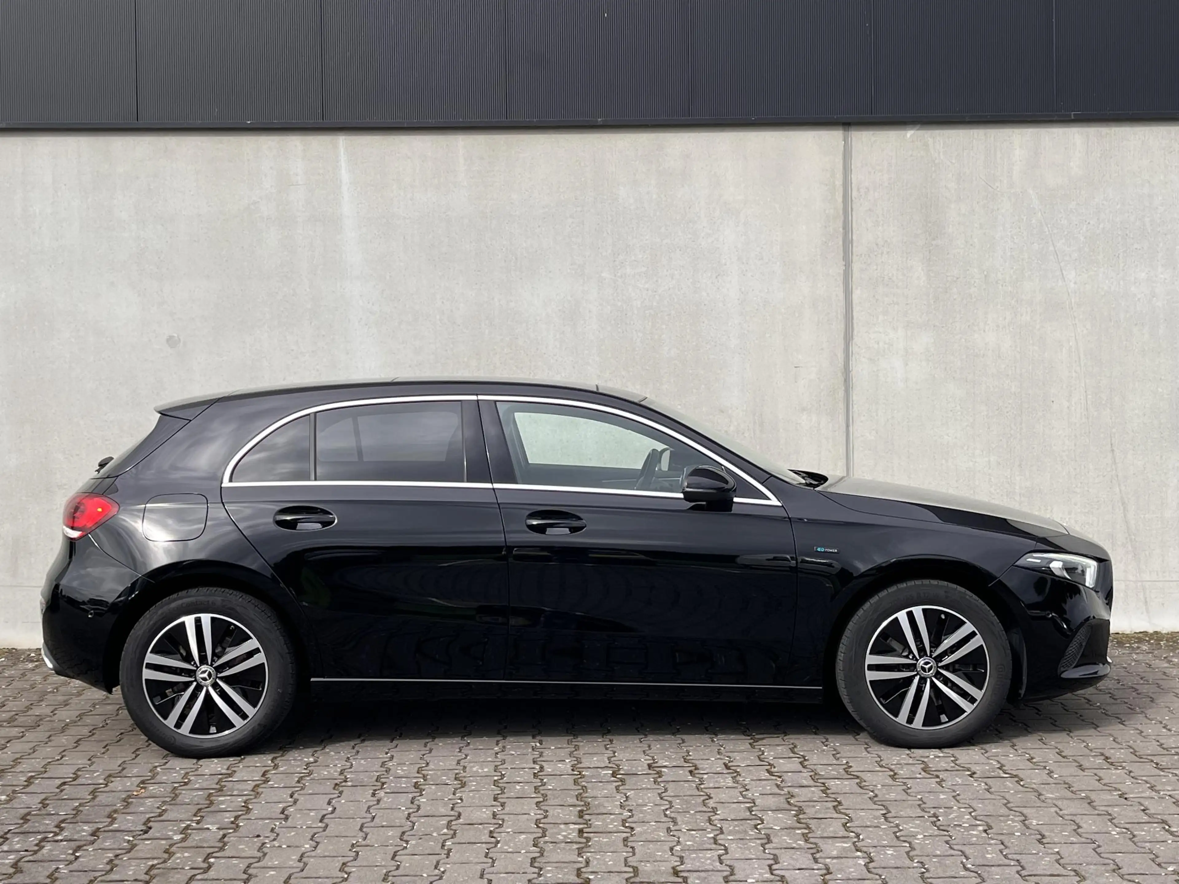 Mercedes-Benz A 250 e Business Line met pano — photo 4