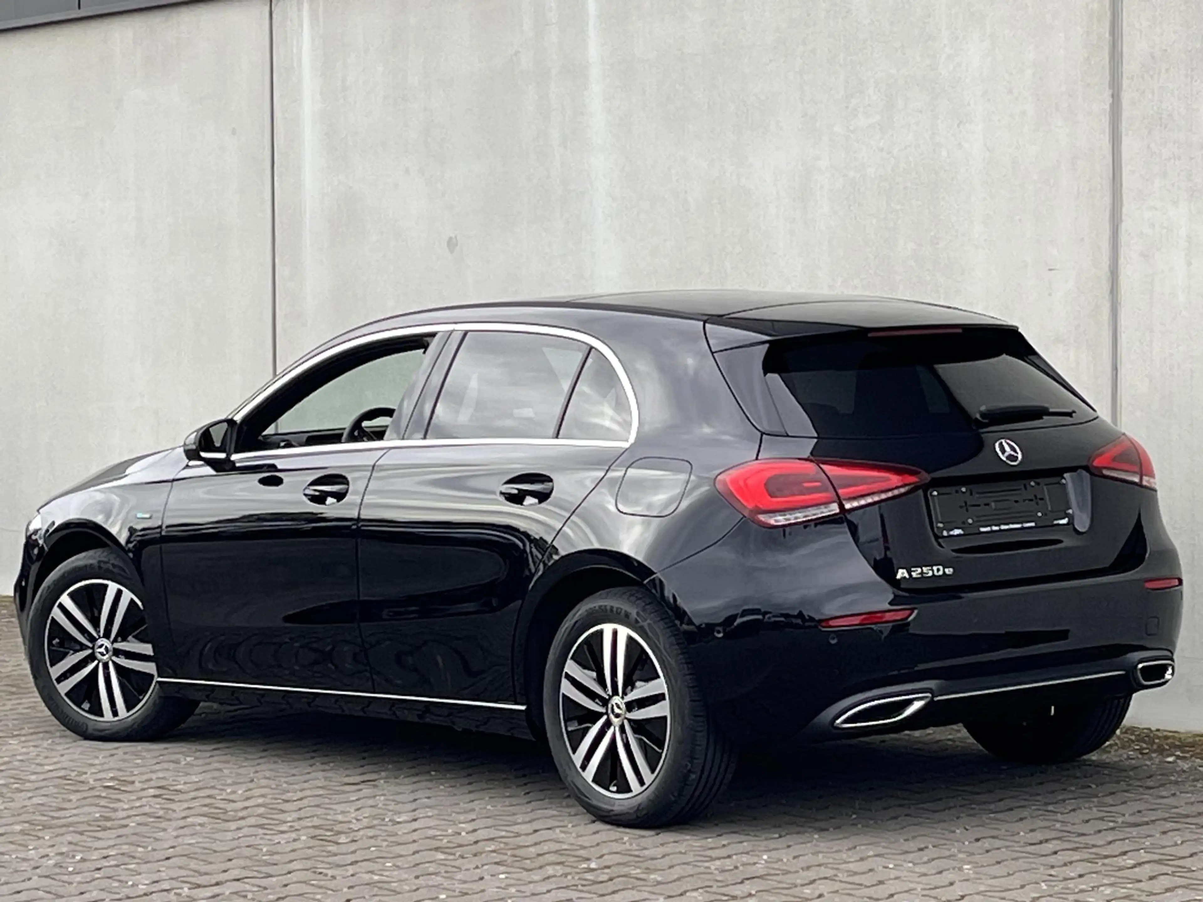 Mercedes-Benz A 250 e Business Line met pano — photo 8