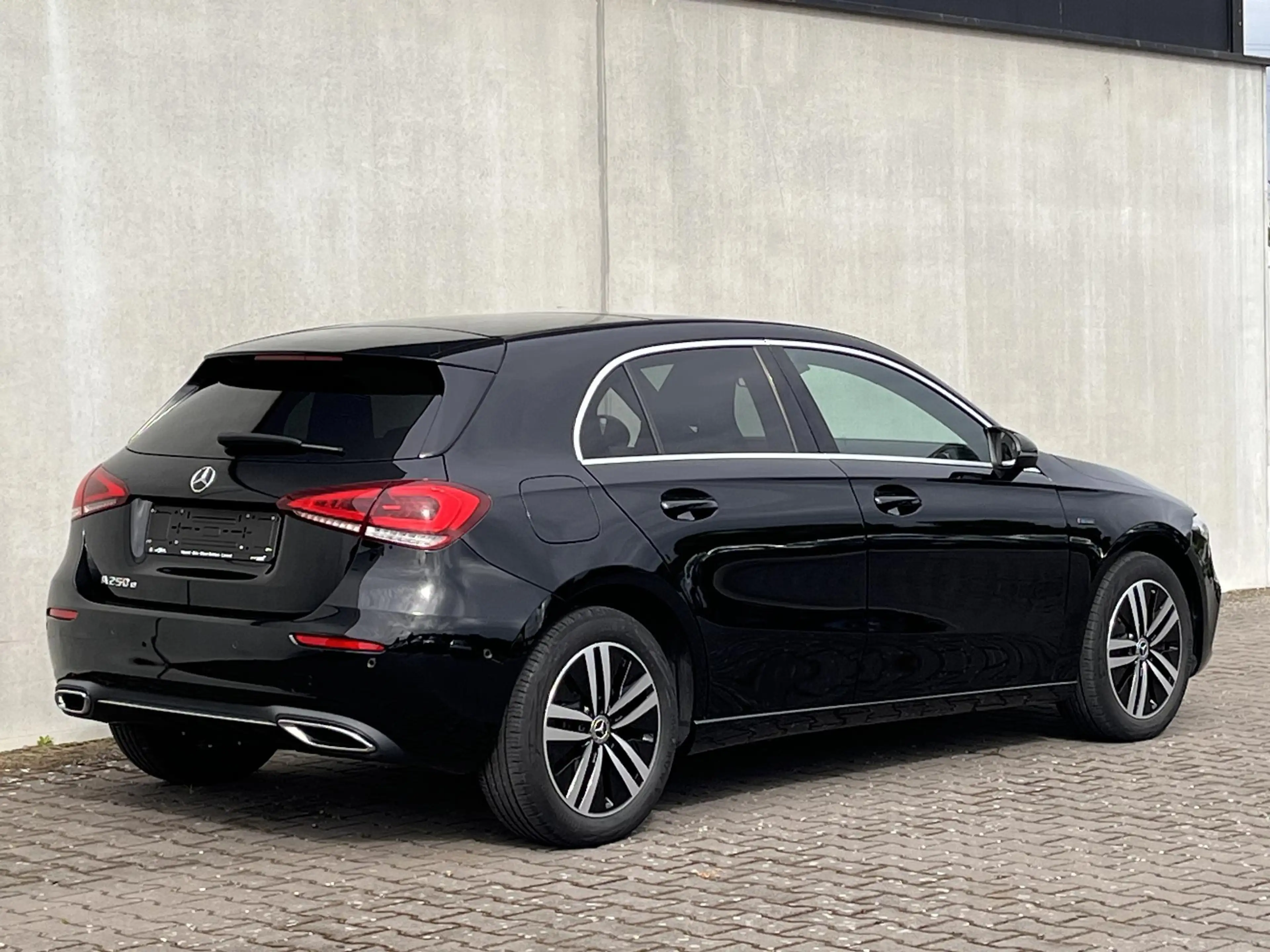 Mercedes-Benz A 250 e Business Line met pano — photo 5