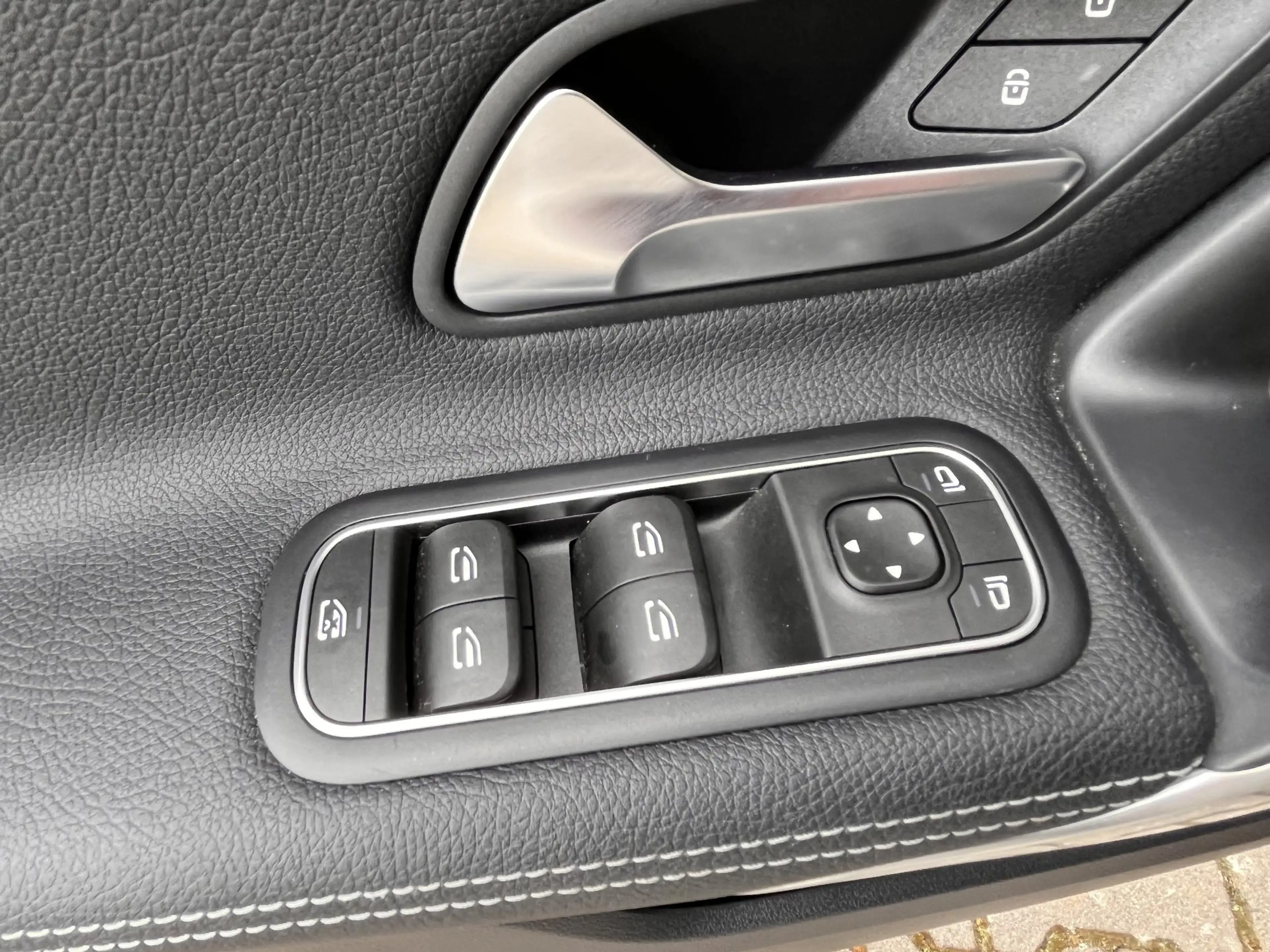 Mercedes-Benz A 250 e Business Line met pano — photo 12