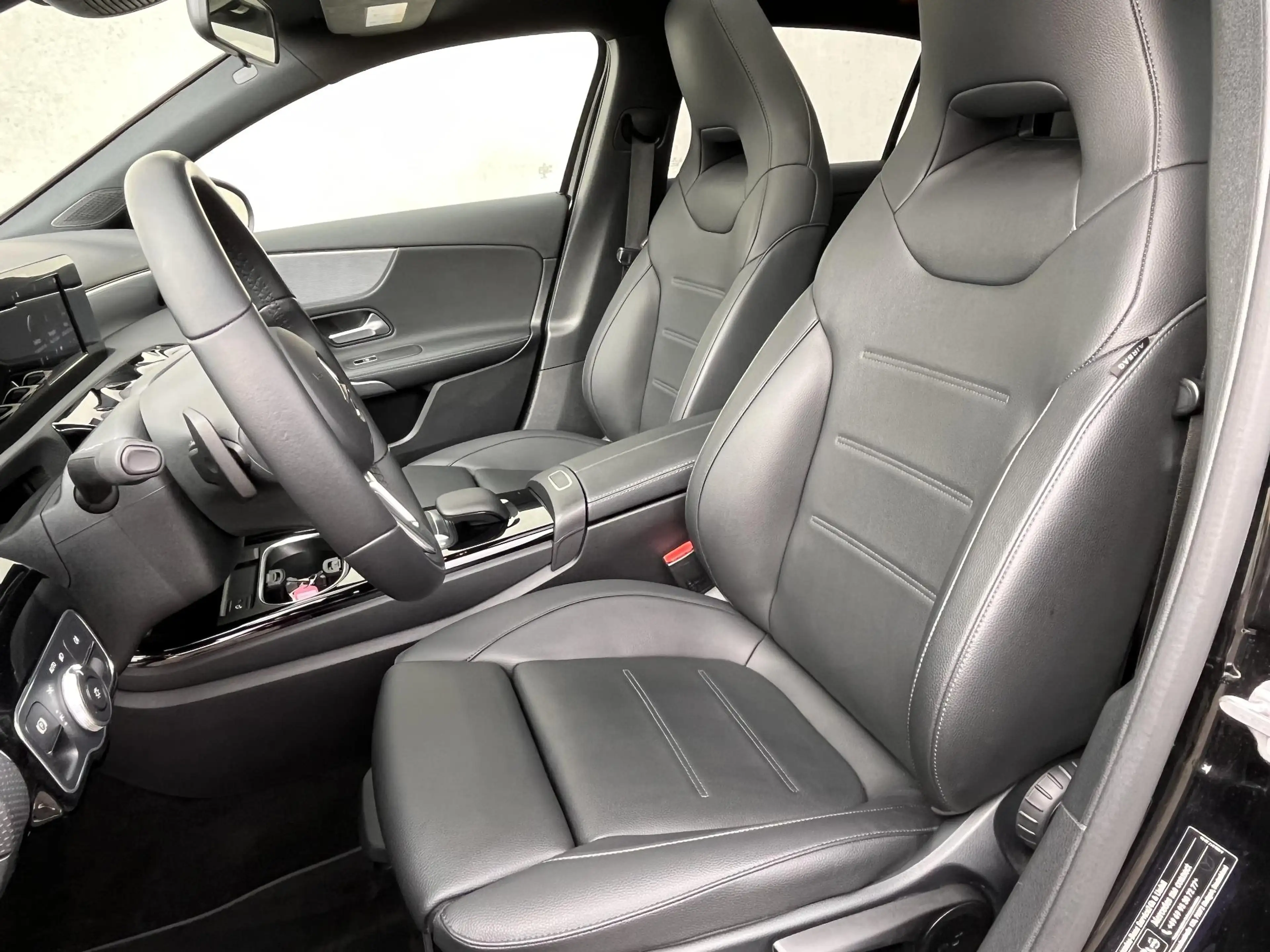 Mercedes-Benz A 250 e Business Line met pano — photo 11